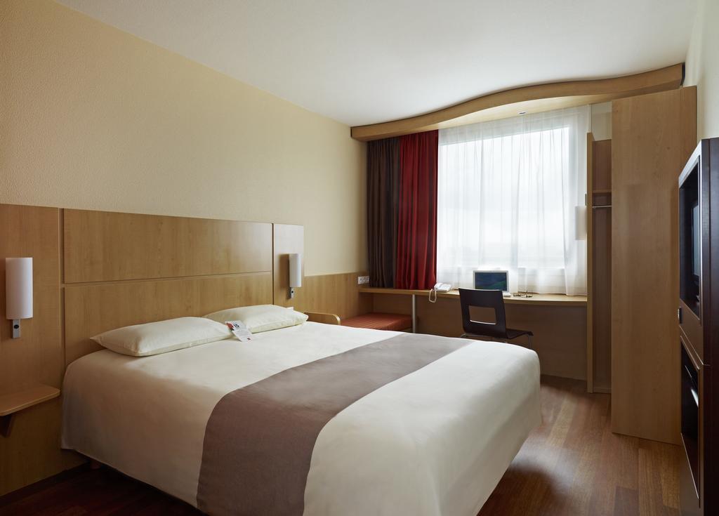 Ibis Warszawa Ostrobramska Hotell Exteriör bild